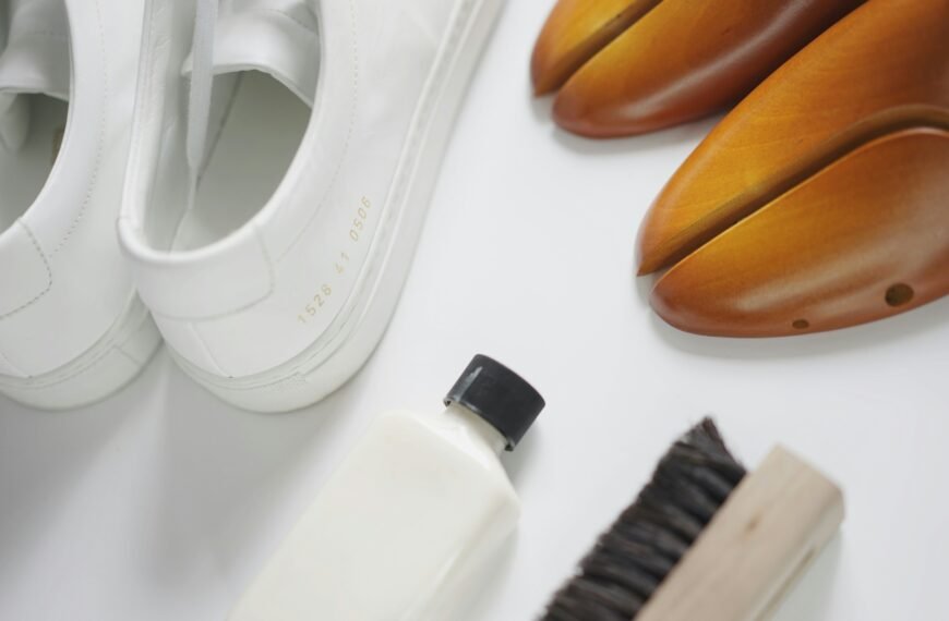 Sudah Dicuci tapi Sepatu Putih Malah Menguning? Ini Cara Membersihkannya